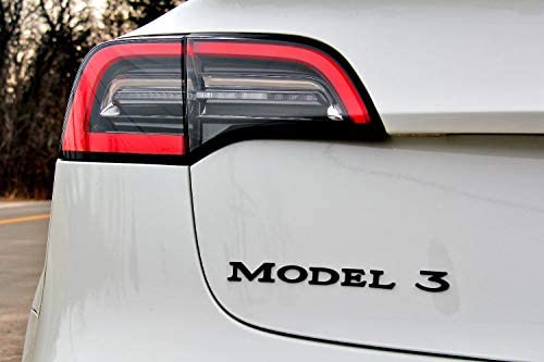 Svart Tesla Model 3 bakre emblem