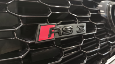Sort Audi RS3 Emblem foran 